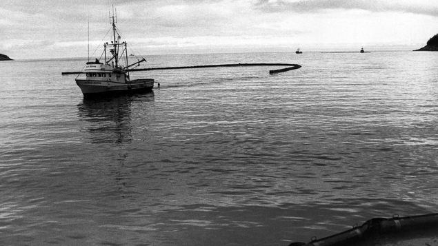 Nettoyage des eaux dans la péninsule de Kenai, en Alaska, le 4 mai 1989, à la suite de l'échouement de l'Exxon Valdez. Nettoyage des eaux dans la péninsule de Kenai, en Alaska, le 4 mai 1989, à la suite de l'échouement de l'Exxon Valdez.