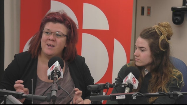 La coordonnatrice du Centre d'action bénévole de Chicoutimi Valérie Tremblay et la bénévole Jessica Prescott