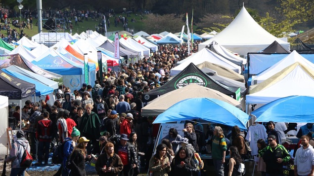 Les allées du 4/20 de Vancouver se sont remplies en après-midi. Les allées du 4/20 de Vancouver se sont remplies en après-midi.