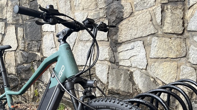 Un vélo électrique dans un support.