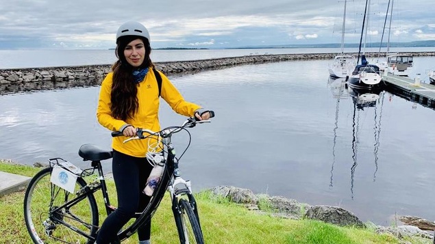 Une femme à Roberval sur son vélo.