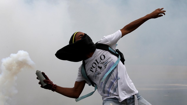 Dans les rues de Caracas, les manifestants ont lancé des cocktails Molotov et des pierres aux forces policières. Dans les rues de Caracas, les manifestants ont lancé des cocktails Molotov et des pierres aux forces policières.