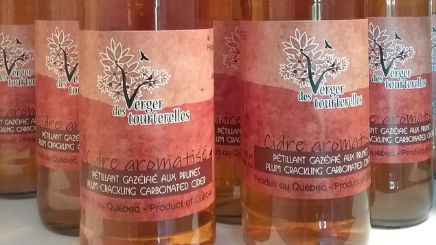Des bouteilles de cidre aromatisé.