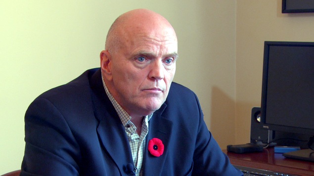 Vern White accorde une entrevue à son bureau. Vern White accorde une entrevue à son bureau.