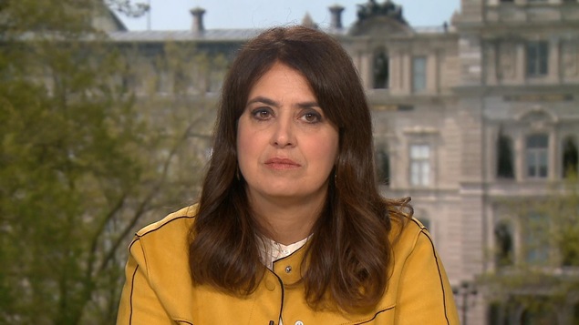 Mme Hivon regardant la camera lors de son passage au Téléjournal 18h.