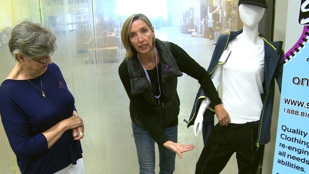 Michelle Cameron-Coulter (droite) et sa mère, Jacqueline Cameron, adaptent des vêtements pour les personnes handicapées. Michelle Cameron-Coulter (droite) et sa mère, Jacqueline Cameron, adaptent des vêtements pour les personnes handicapées.