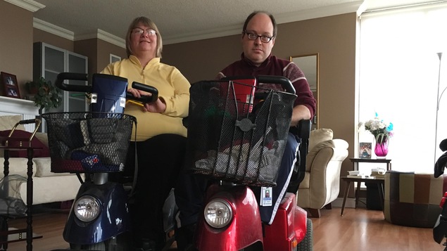 Marie Murphy et Martin Anderson, sur leurs triporteurs