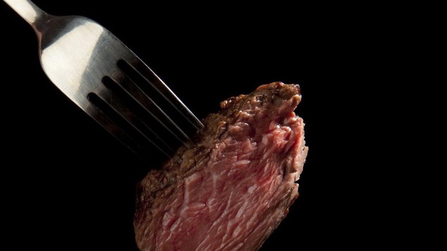 Le risque accru a été observé particulièrement pour les grands consommateurs de viande rouge non transformée comme le boeuf et le porc. Le risque accru a été observé particulièrement pour les grands consommateurs de viande rouge non transformée comme le boeuf et le porc.