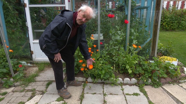 Viateur Beaupré dans son jardin