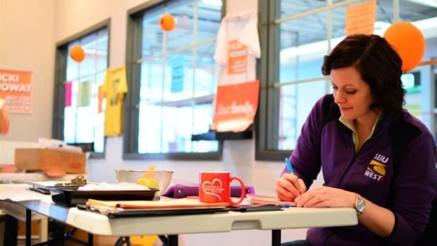 Vicki Mowat dans son bureau de circonscription.