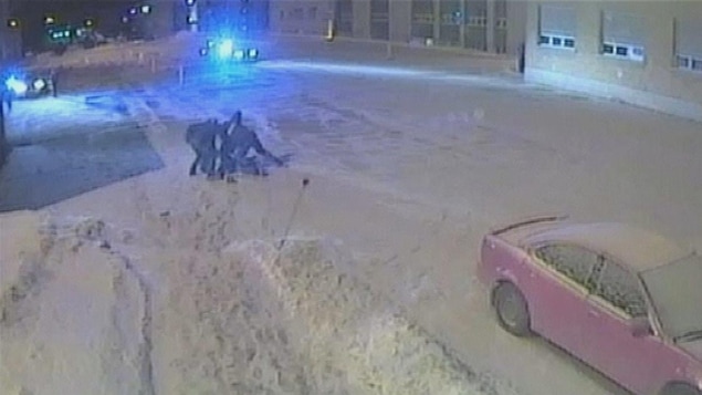 Vidéo de l'arrestation sur laquelle on voit les quatre policiers arrêter le jeune homme dans le stationnement du Cégep de Trois-Rivières. Vidéo de l'arrestation sur laquelle on voit les quatre policiers arrêter le jeune homme dans le stationnement du Cégep de Trois-Rivières.