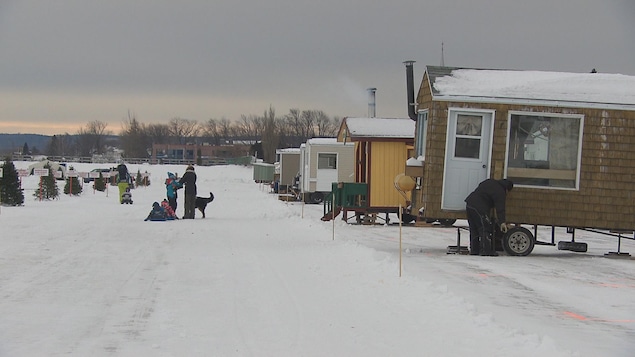 Des maisonnettes du village sur glace de Roberval