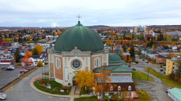 La ville d'Amos en automne, la cathédrale Ste-Thérèse d'Avila en premier plan.