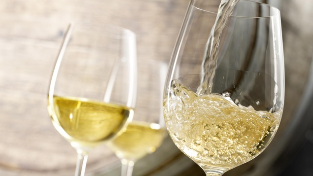 Trois verres de vin blanc.