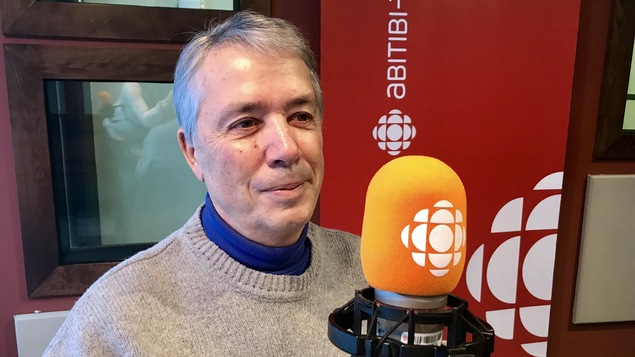 Un homme devant un micro dans un studio de Radio-Canada