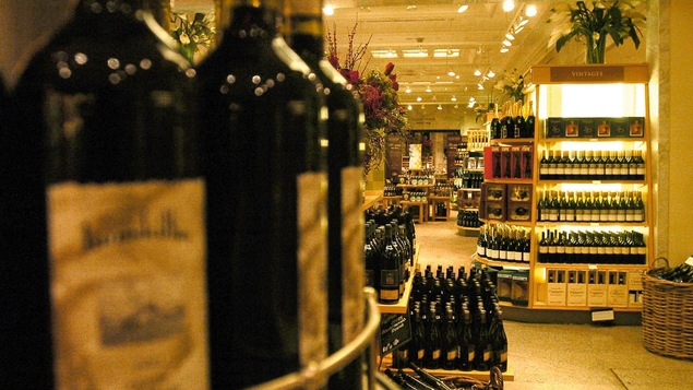 Des bouteilles sur les tablettes d'une succursale de la LCBO Des bouteilles sur les tablettes d'une succursale de la LCBO