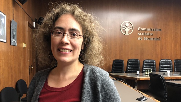 Mme Cousineau, dans la salle du conseil des commissaires de la CSDM.