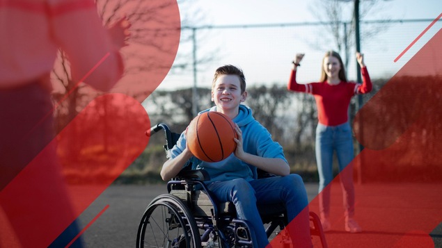 Un jeune en fauteuil roulant qui joue au basketball.
