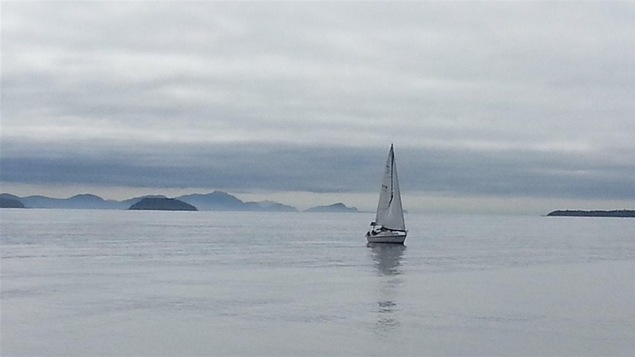 Un voilier sur le fleuve Saint-Laurent, près de Rimouski Un voilier sur le fleuve Saint-Laurent, près de Rimouski