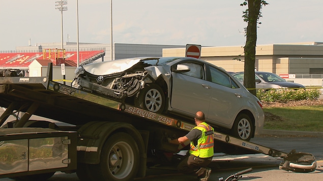 Le conducteur recherché a provoqué un accident avec ce véhicule remorqué à l'Université Laval