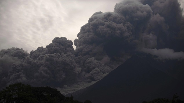 Le Volcan de Fuego en éruption.