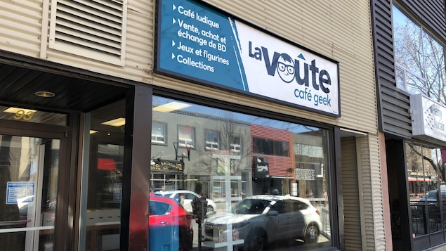 Un commerce nommé La Voûte Café Geek avec une affiche indiquant café ludique, vente, achat et échange de BD, jeux et figurines et collections.