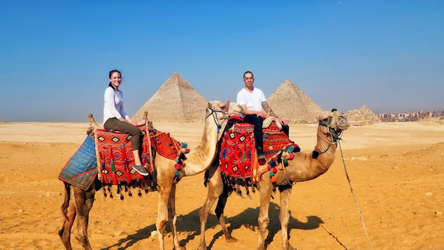 Roseline Bouchard-Zee et Kham Bouchard sur des dromadaires devant les pyramides de Gizeh, en Égypte
