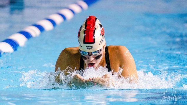 Roxanne Fortin nage dans une piscine.