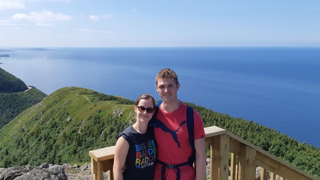 Sabrina Emond et Guillaume Bilodeau sur un belvédère en bordure de l'océan