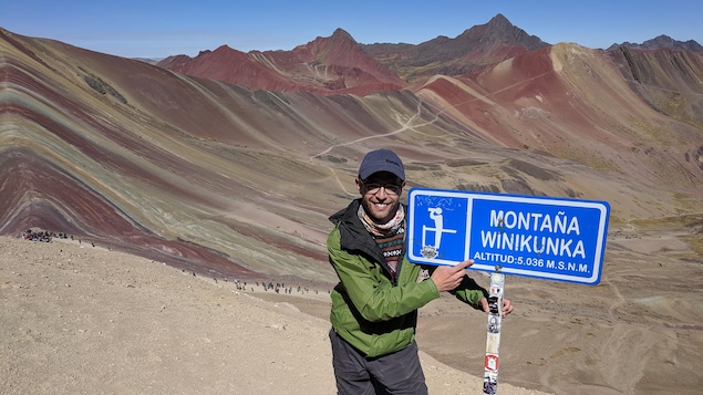 Dominic Munger devant la montagne des sept couleurs, au Pérou
