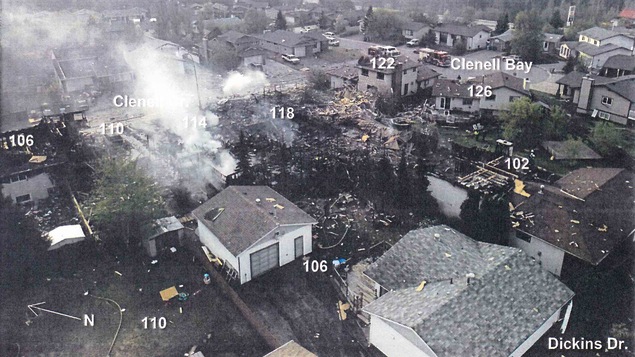 Vue aérienne du quartier touché par l'explosion de la conduite de gaz pendant l'évacuation de Fort McMurray.