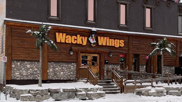 Le bâtiment du restaurant Wacky Wings sur la rue Shaughnessy