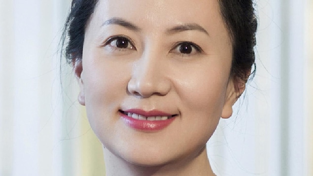 Une femme asiatique portant un vêtement bleu.