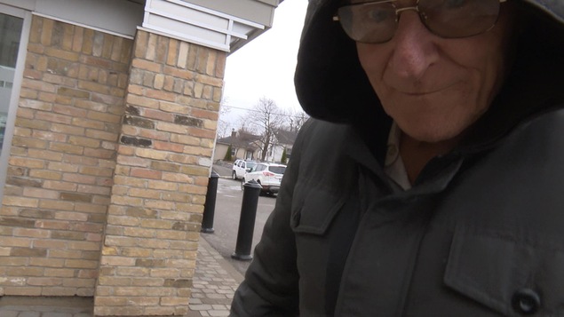 Photo d'Andrew Watson qui arrive au tribunal. Photo d'Andrew Watson qui arrive au tribunal.