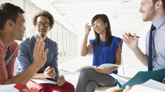 Des jeunes d'horizons différents travaillent ensemble.