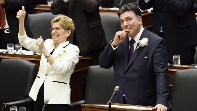 La première ministre Kathleen Wynne et le ministre des Finances Charles Sousa réagissent à Queen's Park (archives) La première ministre Kathleen Wynne et le ministre des Finances Charles Sousa réagissent à Queen's Park (archives)
