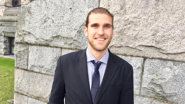 Xavier Deschênes-Phillion, étudiant au doctorat en sciences politiques à UBC et formateur au Parlement jeunesse francophone de la Colombie-Britannique Xavier Deschênes-Phillion, étudiant au doctorat en sciences politiques à UBC et formateur au Parlement jeunesse francophone de la Colombie-Britannique
