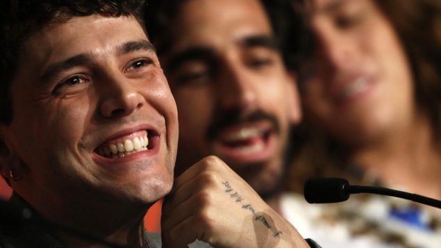 Xavier Dolan est tout sourire en discutant avec les journalistes lors d'une conférence de presse à Cannes. Xavier Dolan est tout sourire en discutant avec les journalistes lors d'une conférence de presse à Cannes.
