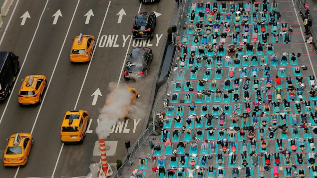 Ces New-Yorkais ont participé à une classe de yoga en plein cœur du quartier Time Square à côté du bruit assourdissant du trafic du centre-ville dans le cadre de la Journée internationale du yoga.