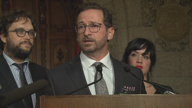 Yves-François Blanchet dans le Parlement à Ottawa devant deux collègues, notamment Gabriel Ste-Marie