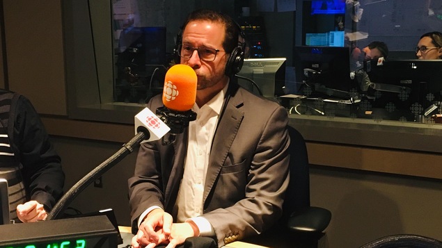 Yves-François Blanchet dans le studio radio de Trois-Rivières