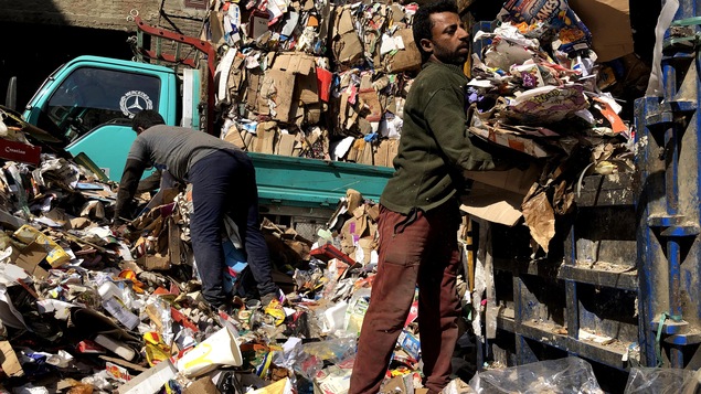 Deux hommes recyclent du carton dans le quartier cairote de Manshiyat Nasser.