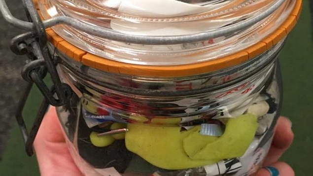 Béa Johnson et sa famille réussissent à ne produire chaque année que la quantité de déchets qui entre dans un bocal. Béa Johnson et sa famille réussissent à ne produire chaque année que la quantité de déchets qui entre dans un bocal.