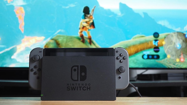La console de jeux vidéo Nintendo Switch. La console de jeux vidéo Nintendo Switch.