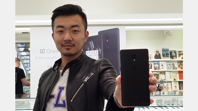 Le cofondateur du fabricant chinois OnePlus Carl Pei présente son nouveau téléphone OnePlus 3T Colette. Le cofondateur du fabricant chinois OnePlus Carl Pei présente son nouveau téléphone OnePlus 3T Colette.