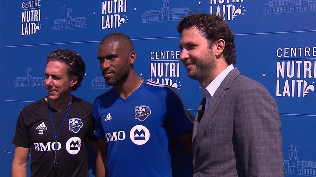 Mauro Biello (à gauche) et Adam Braz heureux de la signature d'Anthony Jackson-Hamel (au centre) Mauro Biello (à gauche) et Adam Braz heureux de la signature d'Anthony Jackson-Hamel (au centre)