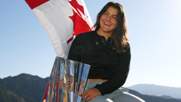 Bianca Andreescu avec le trophée du tournoi d'Indian Wells