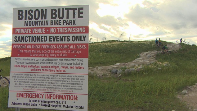 La Bison Butte a été construite à partir de terre provenant de site construction d'un magasin et de surplus de ciment