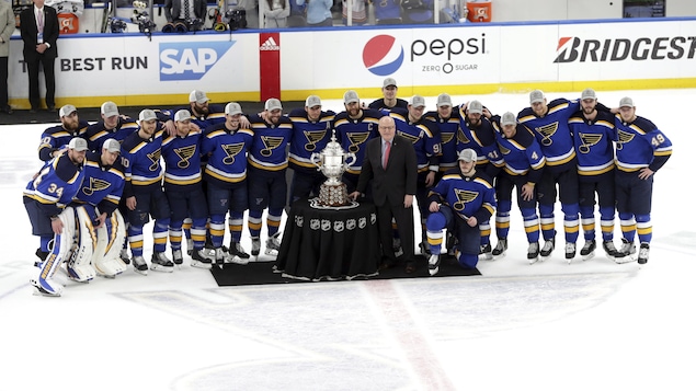 Les Blues de St.Louis prennent la pose avec le Trophée Clarence Campbell après avoir remporté la finale de l'Association de l'Ouest