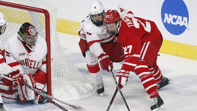 Brady Tkachuk (27) en action face à l'Université Cornell